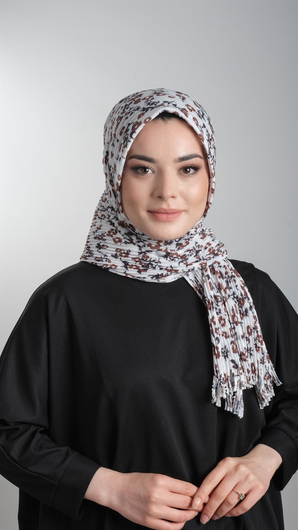 Krem-Kahve Pratik Hazır Geçmeli Tesettür Eşarp Kesik Elyaf Piliseli Çiçek Desenli 1818D7_4014