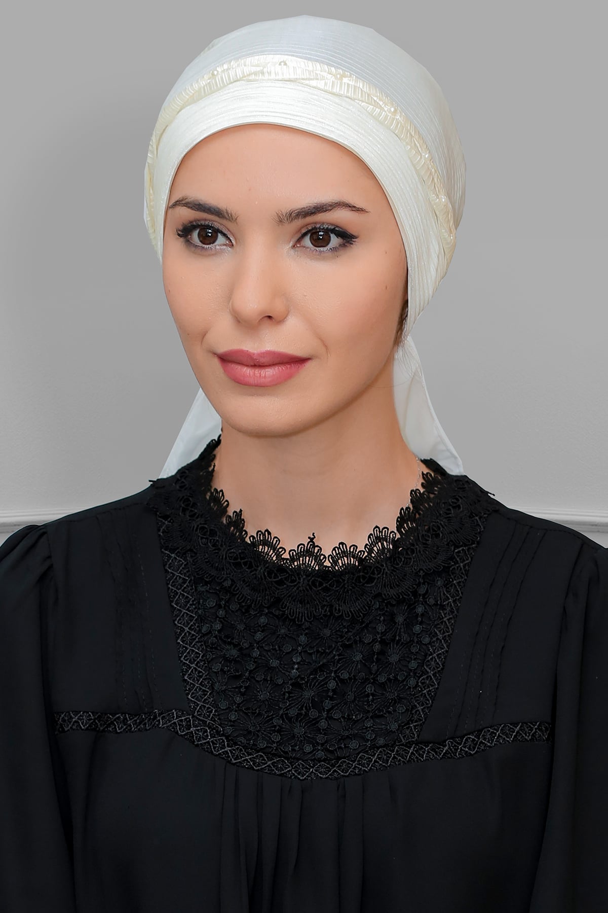 Krem Pratik Hazır Geçmeli Tesettür Bone Fukuro Piliseli (Pliseli) Örgülü Güllü - Hürrem 1823