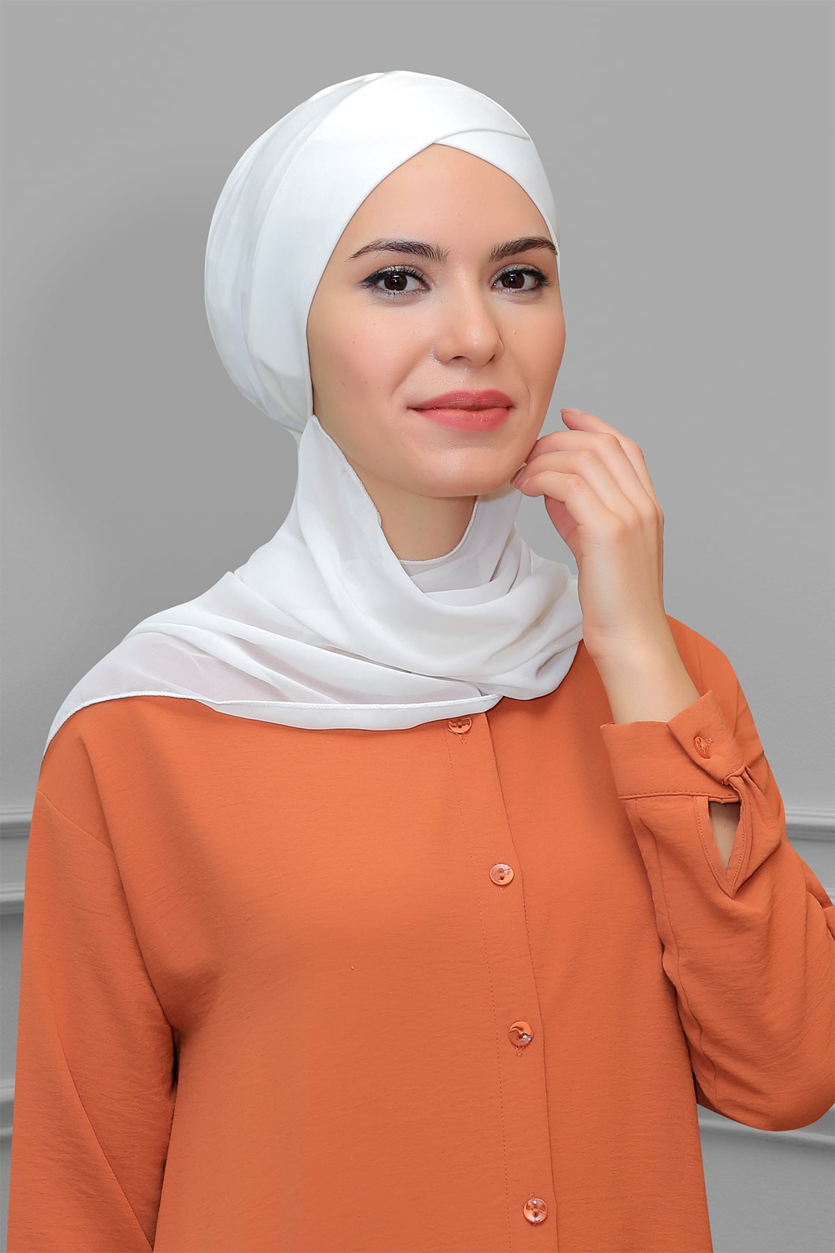 Krem Pratik Hazır Geçmeli Tesettür Bone Sandy Kumaş Çapraz Büzgülü - Şifon Atkılı - Hürrem 1801A