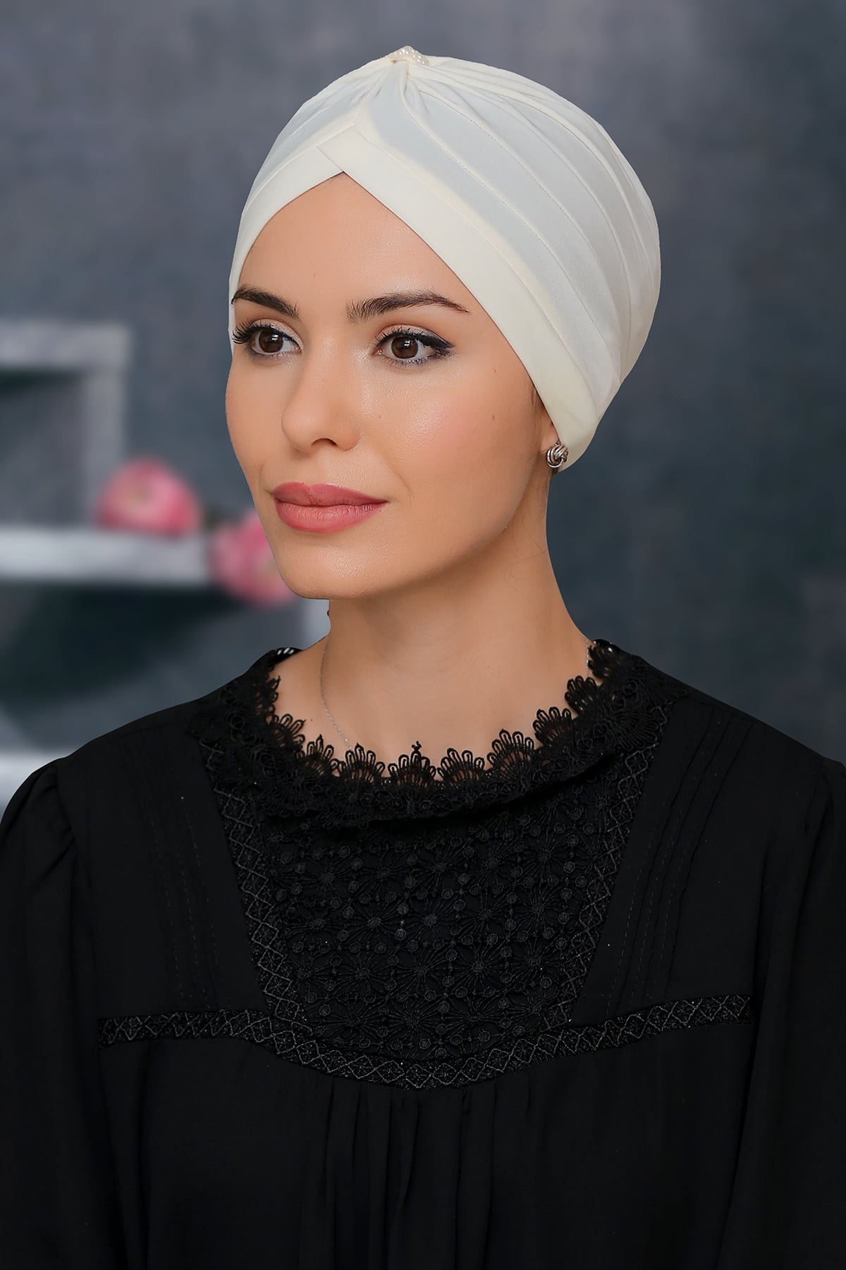 Krem Pratik Hazır Geçmeli Tesettür Bone Sandy Kumaş Taçlı Büzgülü - Hürrem 1208