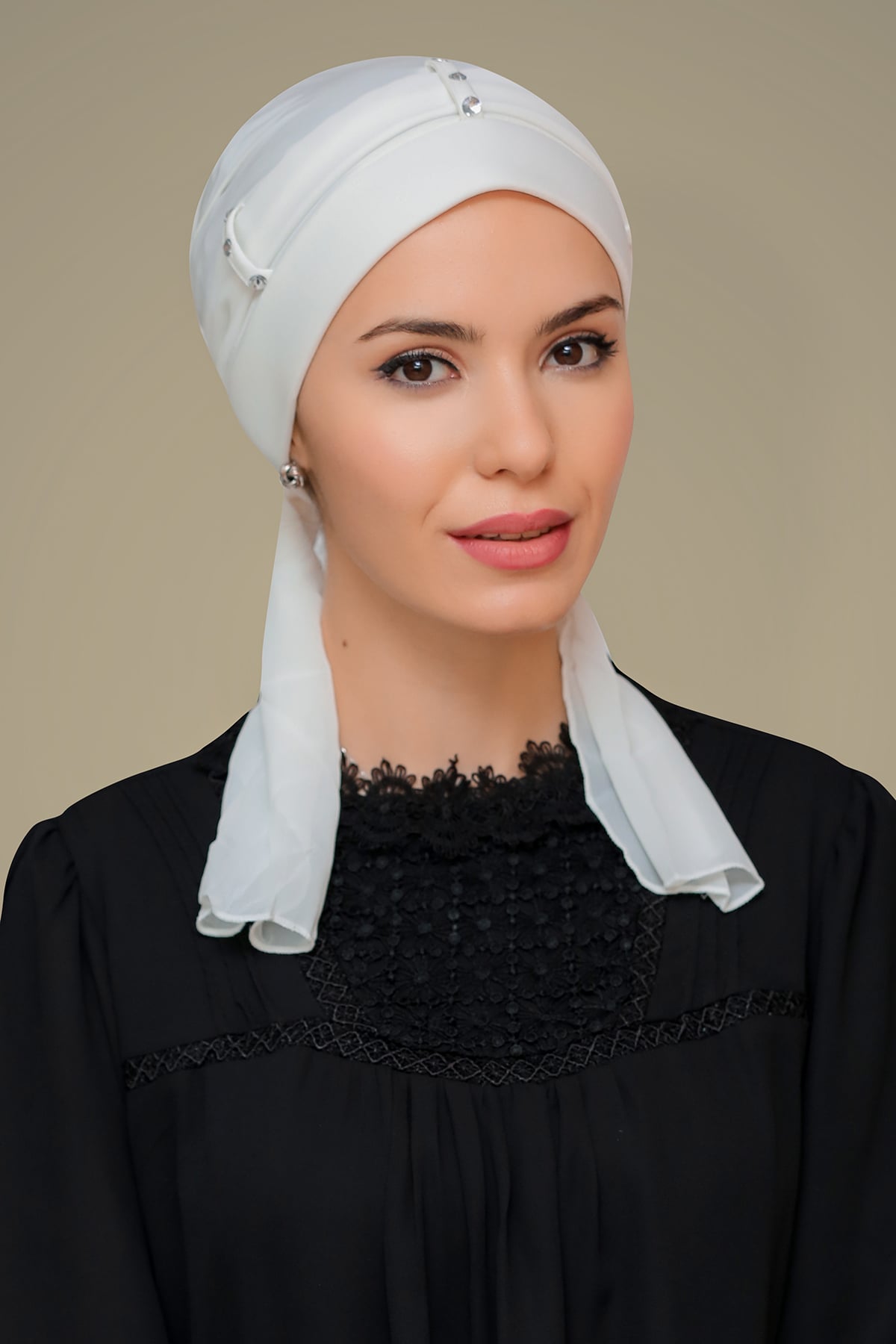 Krem Pratik Hazır Geçmeli Tesettür Bone Sandy Kumaş Kemerli Taşlı - Hürrem 1205