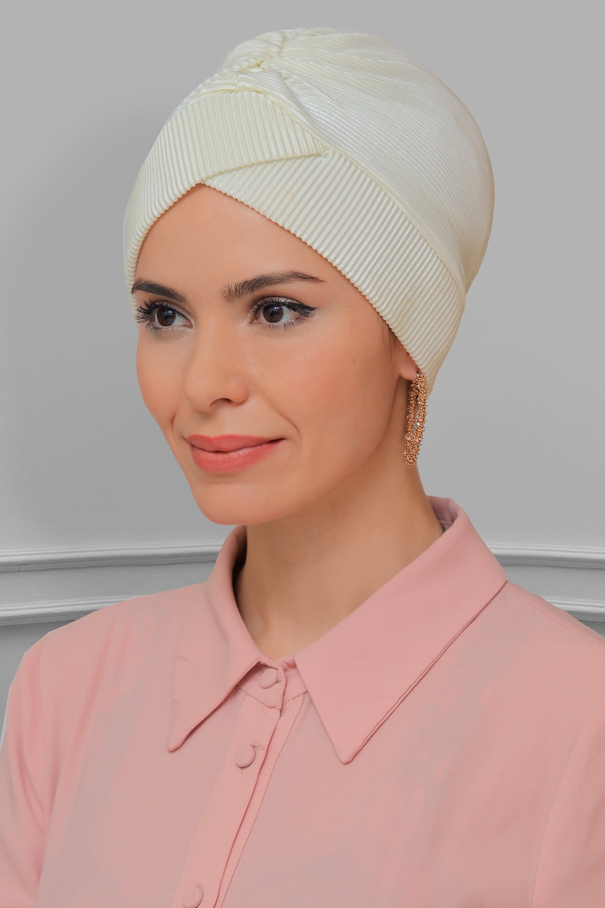 Krem Pratik Hazır Geçmeli Tesettür Bone Fukuro Piliseli (Pliseli) Çapraz Büzgülü - Hürrem 1822