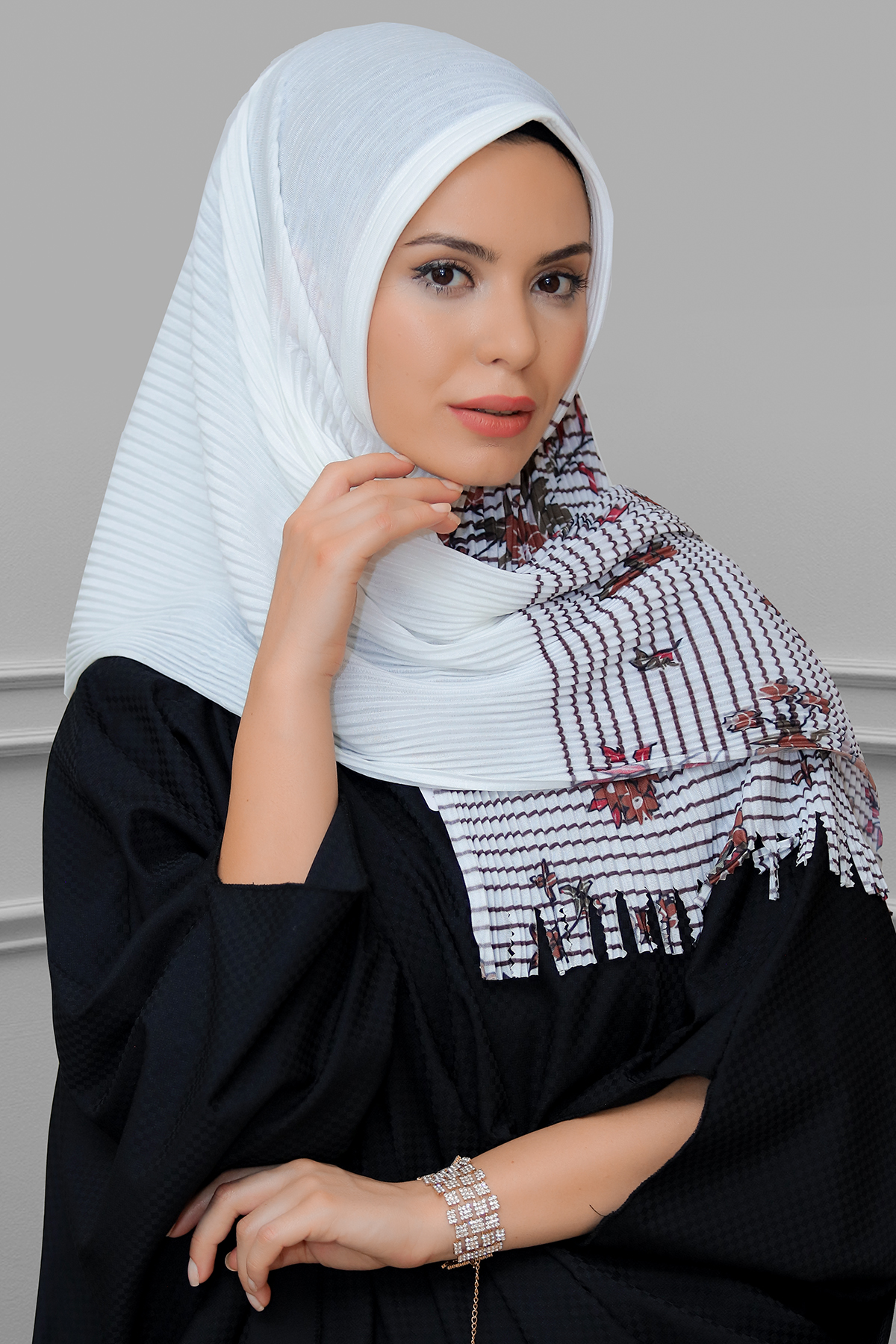 Krem Pratik Hazır Geçmeli Tesettür Eşarp Kesik Elyaf Piliseli (Pliseli) Saçaklı Lazer Kesim Çiçek Desenli - Hürrem 1818D1
