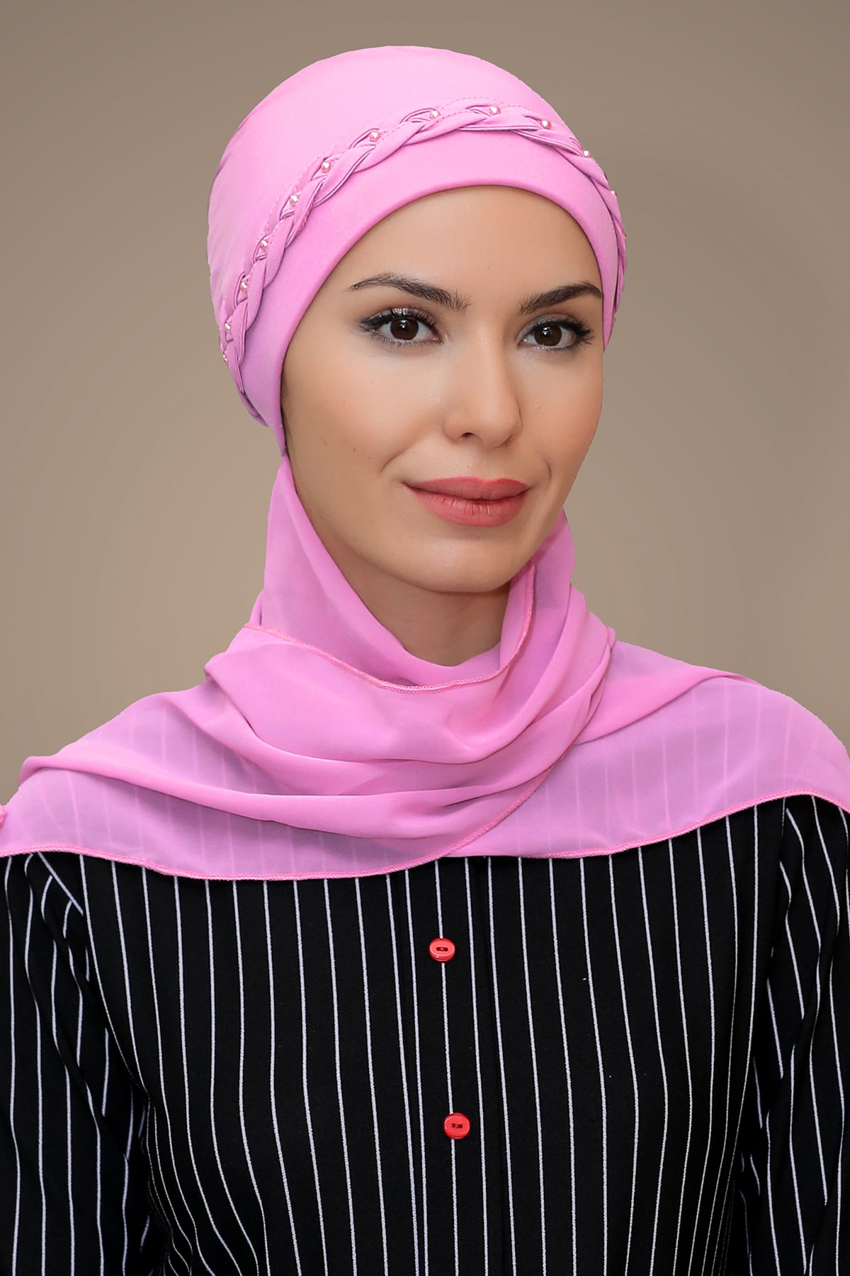 Pembe Pratik Hazır Geçmeli Tesettür Bone Sandy Kumaş Örgülü Güllü - Şifon Atkılı - Hürrem 1203A