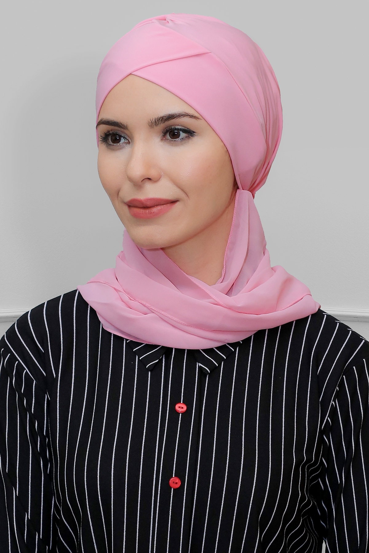 Pembe Pratik Hazır Geçmeli Tesettür Bone Sandy Kumaş Çapraz Büzgülü - Şifon Atkılı - Hürrem 1801A