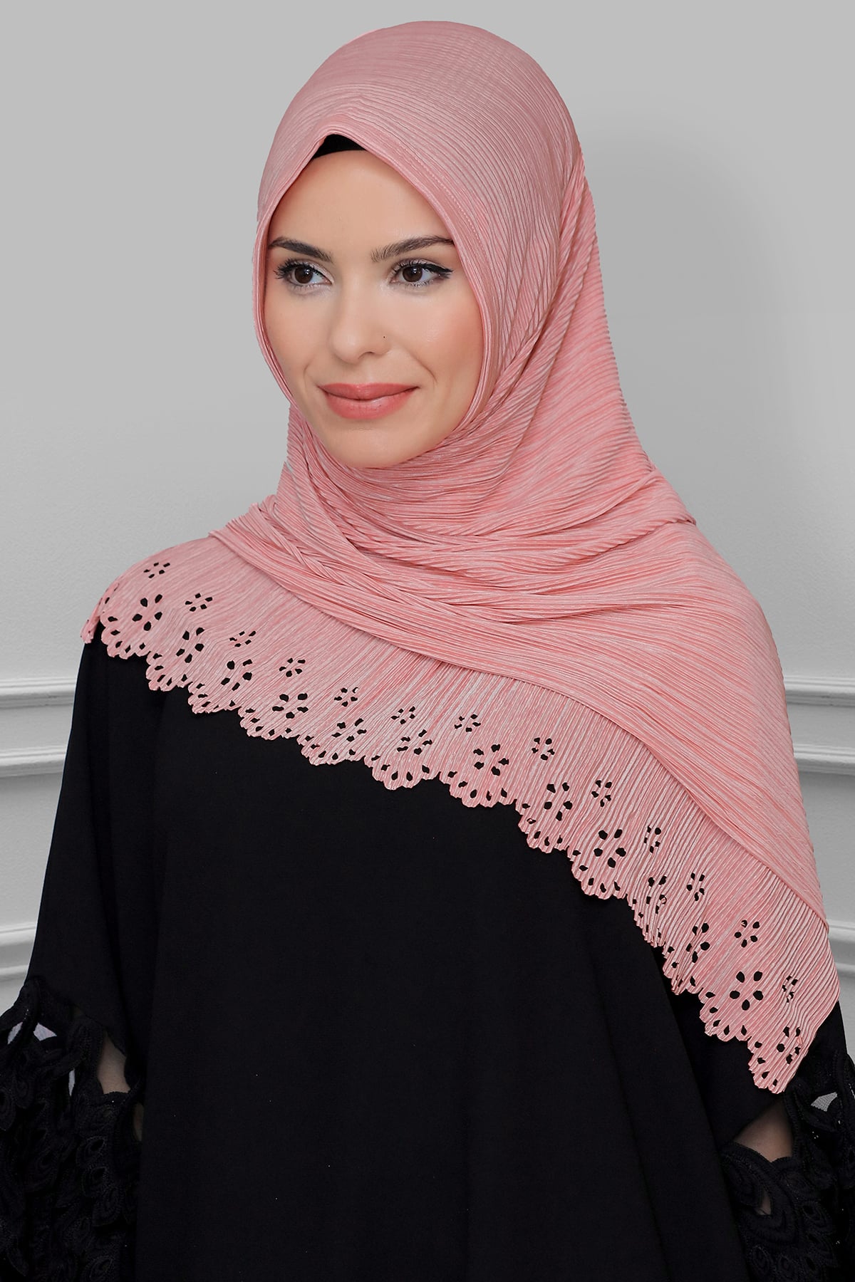 Pembe Pratik Hazır Geçmeli Tesettür Eşarp Fukuro Piliseli (Pliseli) Çiçek Desenli Lazer Kesim - Hürrem 1819