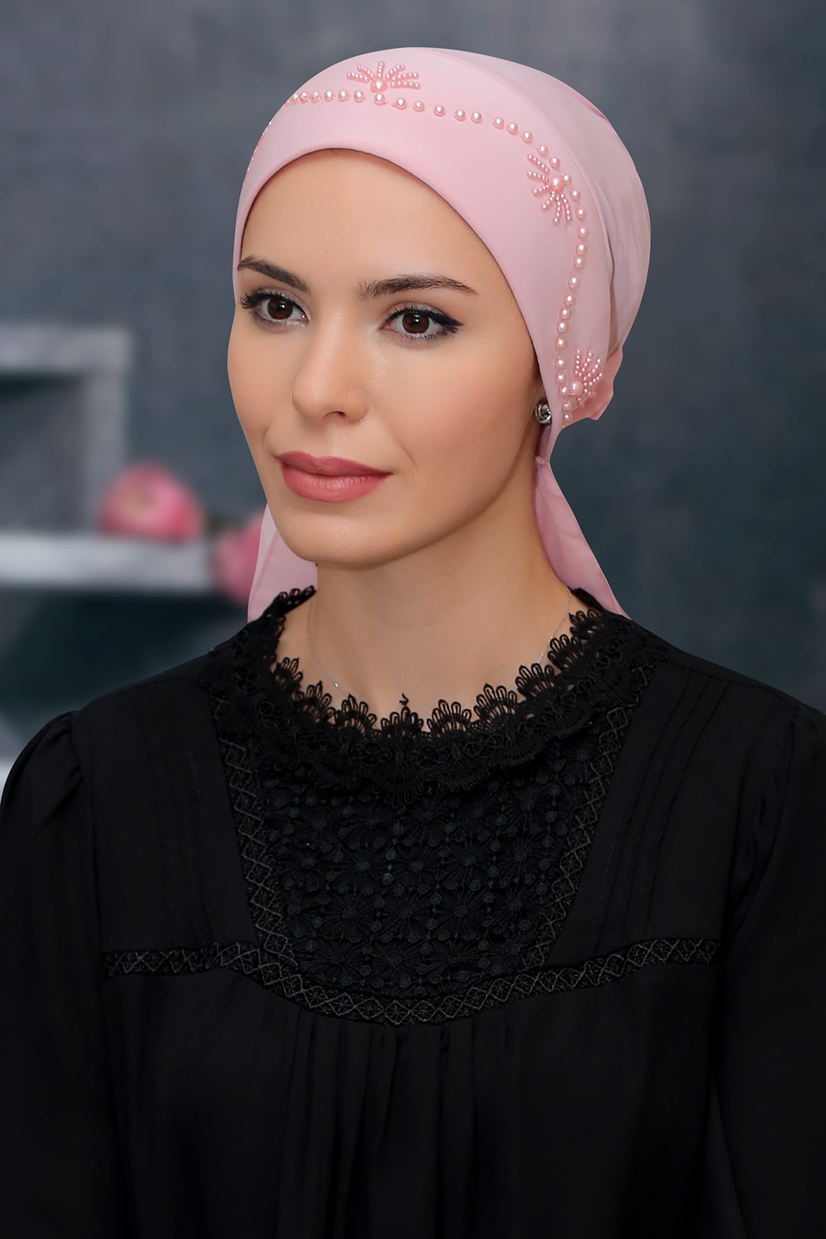 Pudra Pratik Hazır Geçmeli Tesettür Bone Sandy Kumaş Güllü Boncuklu İşlemeli - Hürrem 1206
