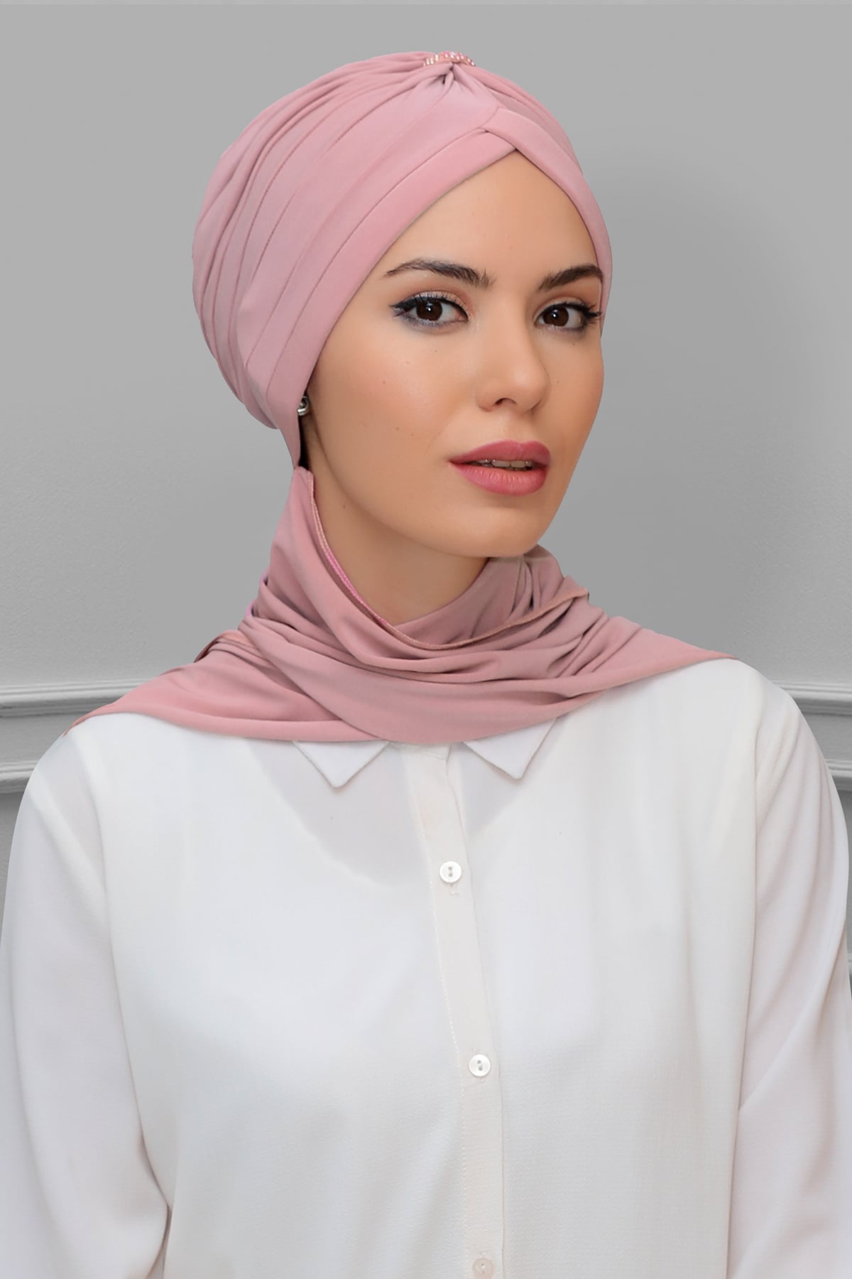 Pudra Pratik Hazır Geçmeli Tesettür Bone Sandy Kumaş Taçlı Büzgülü - Şifon Atkılı - Hürrem 1208A