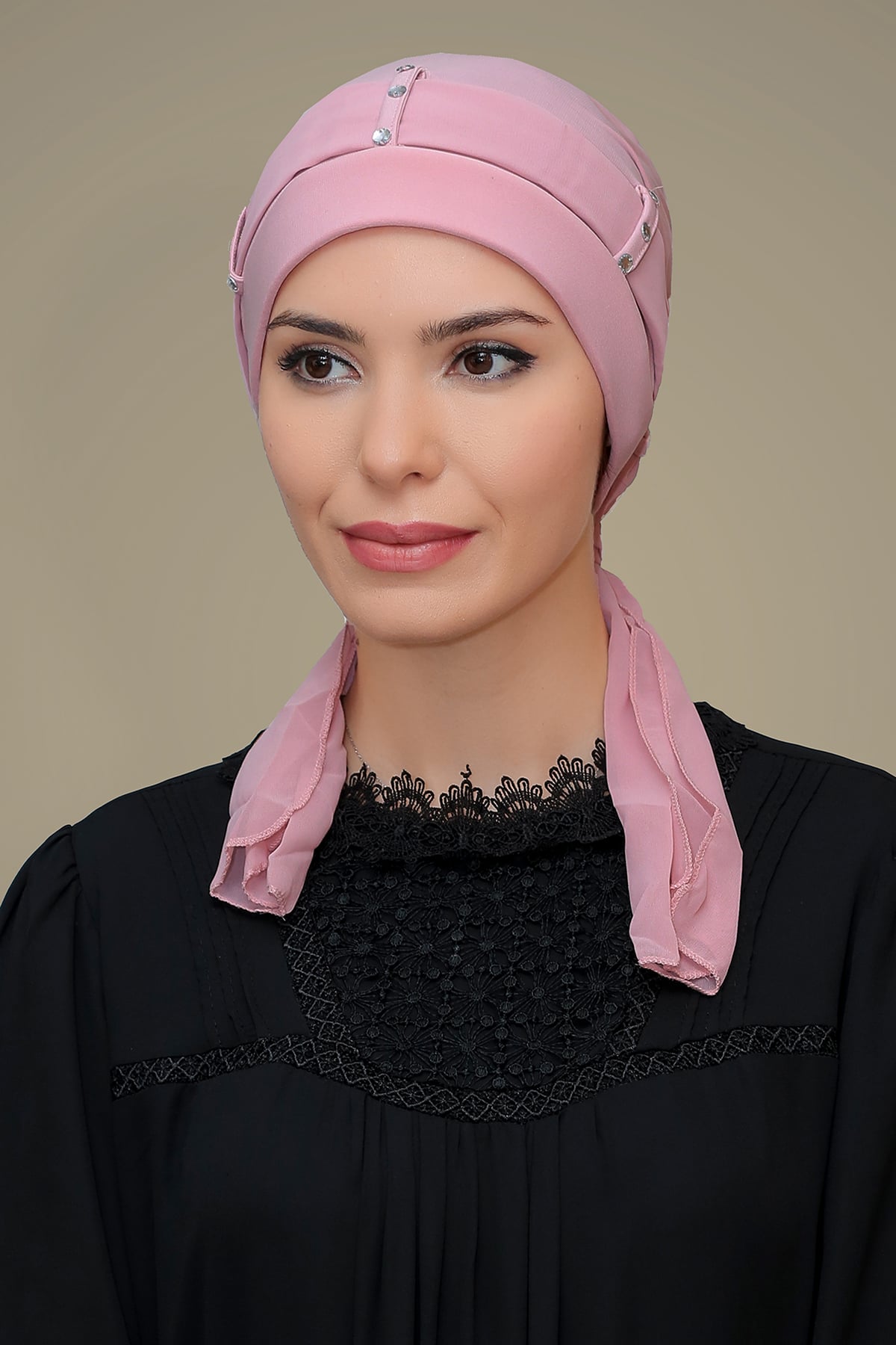 Pudra Pratik Hazır Geçmeli Tesettür Bone Sandy Kumaş Kemerli Taşlı - Hürrem 1205