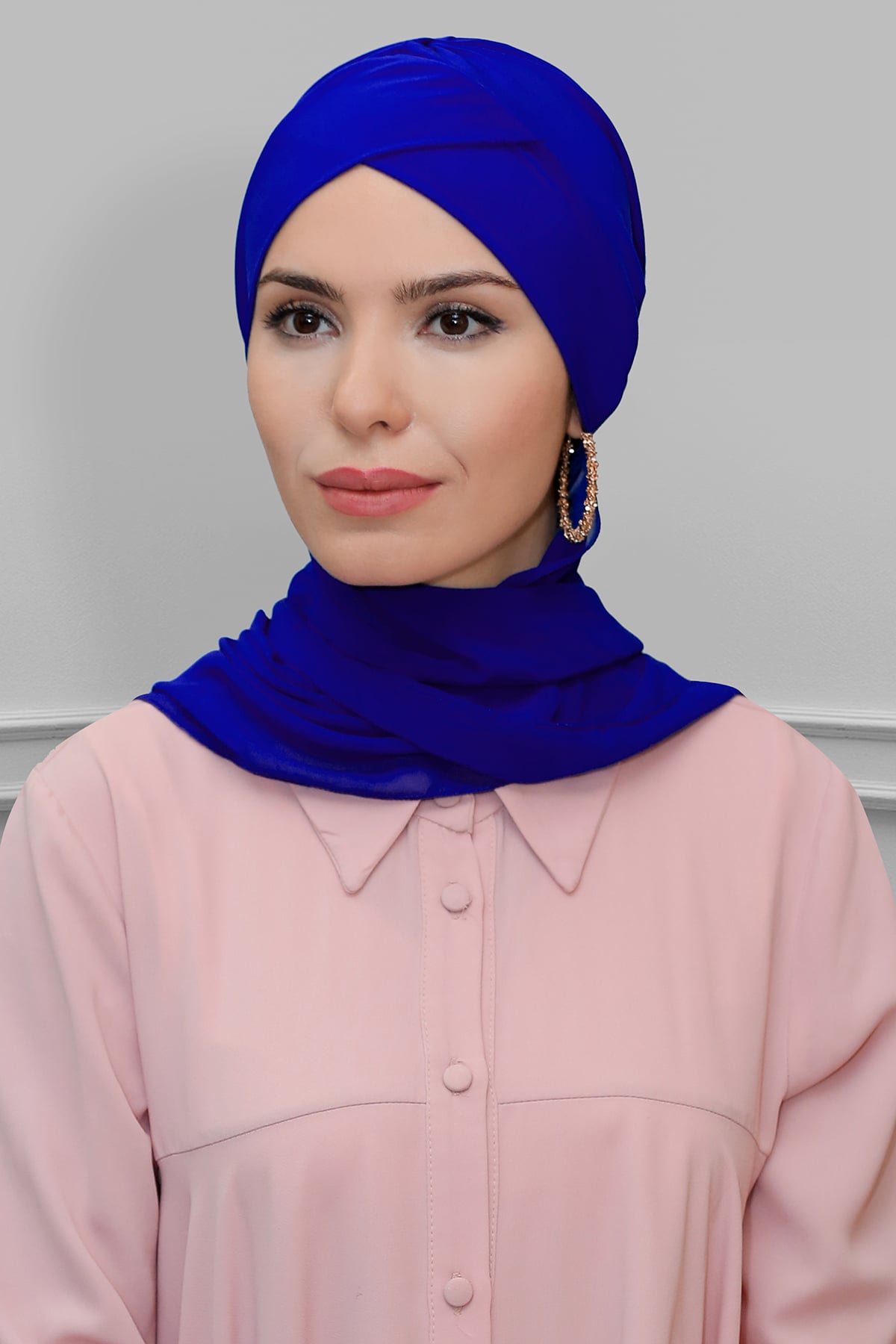 Saks Mavisi Pratik Hazır Geçmeli Tesettür Bone Sandy Kumaş Çapraz Büzgülü - Şifon Atkılı - Hürrem 1801A