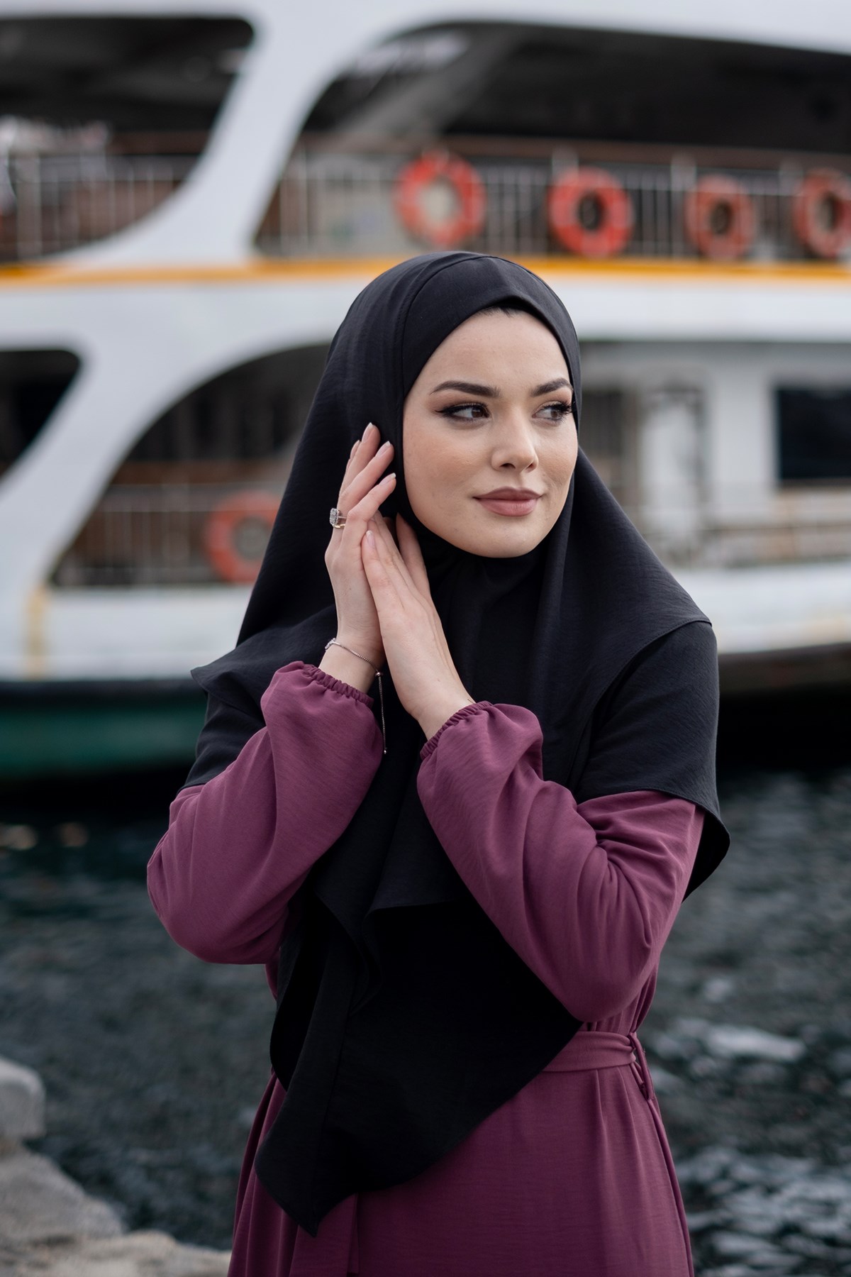 Siyah Pratik Hazır Geçmeli Tesettür Eşarp Pamuk Caz Kumaş Çift Katlı Düz Hijab - Hürrem Bone 2303_01