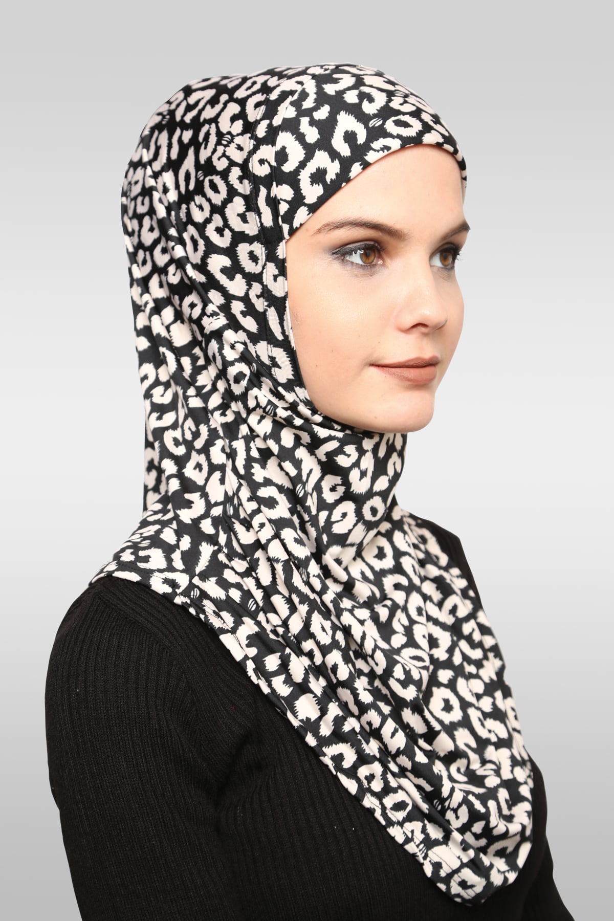 Siyah Pratik Hazır Geçmeli Tesettür Eşarp Sandy Kumaş Leopar Desenli - Hürrem 1291