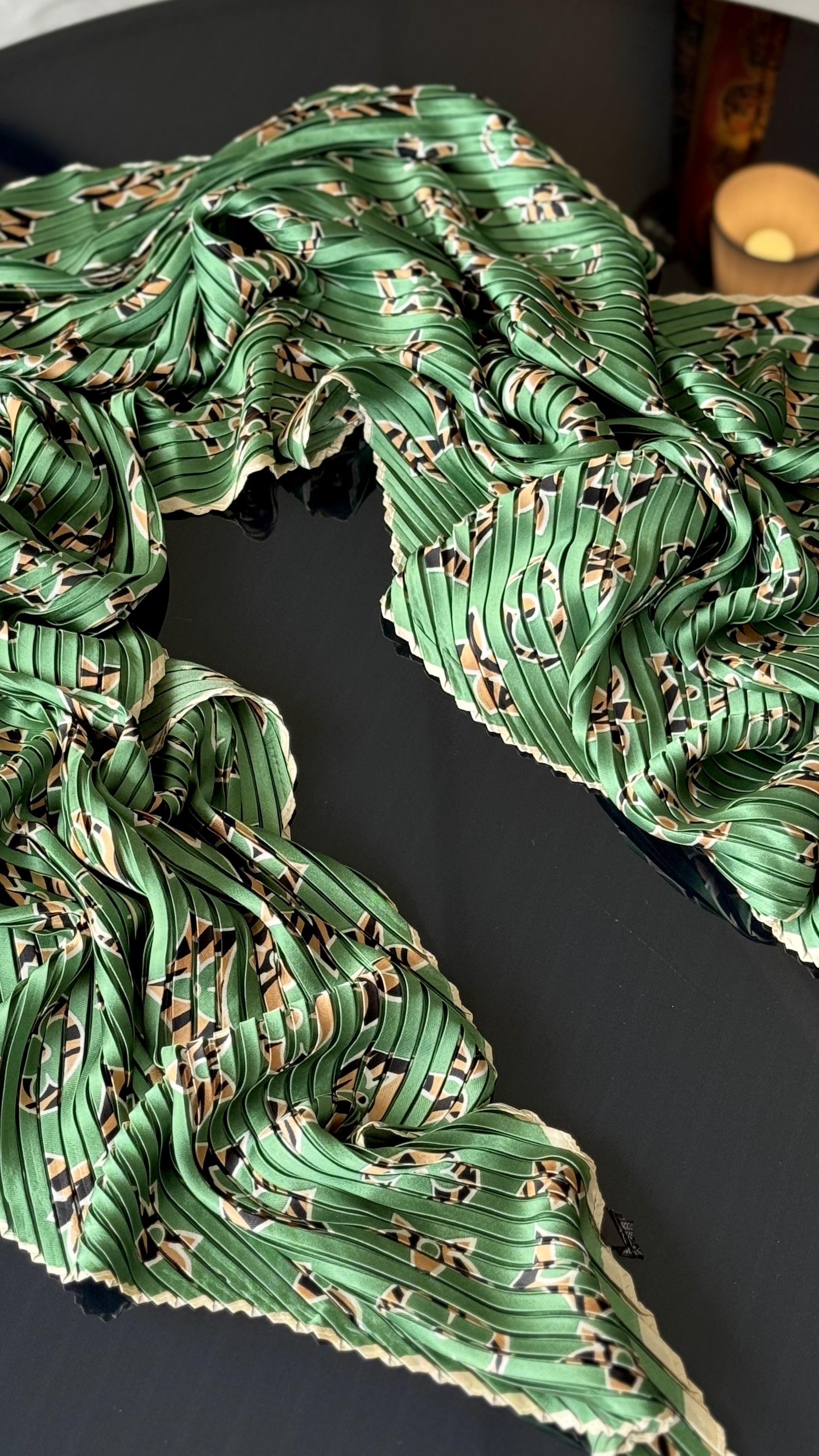 LV PLİSELİ YEŞİL İPEK ŞAL