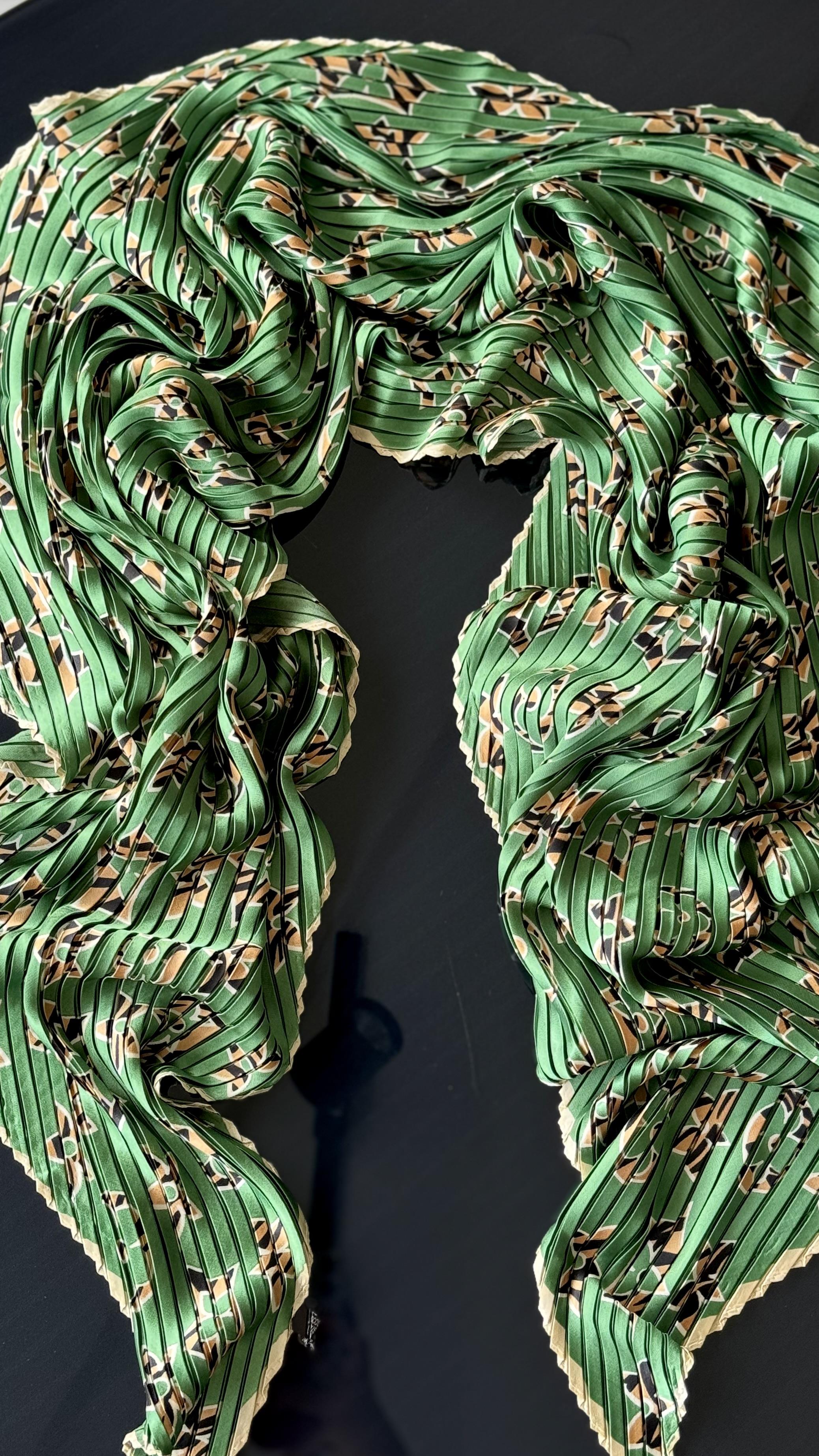 LV PLİSELİ YEŞİL İPEK ŞAL