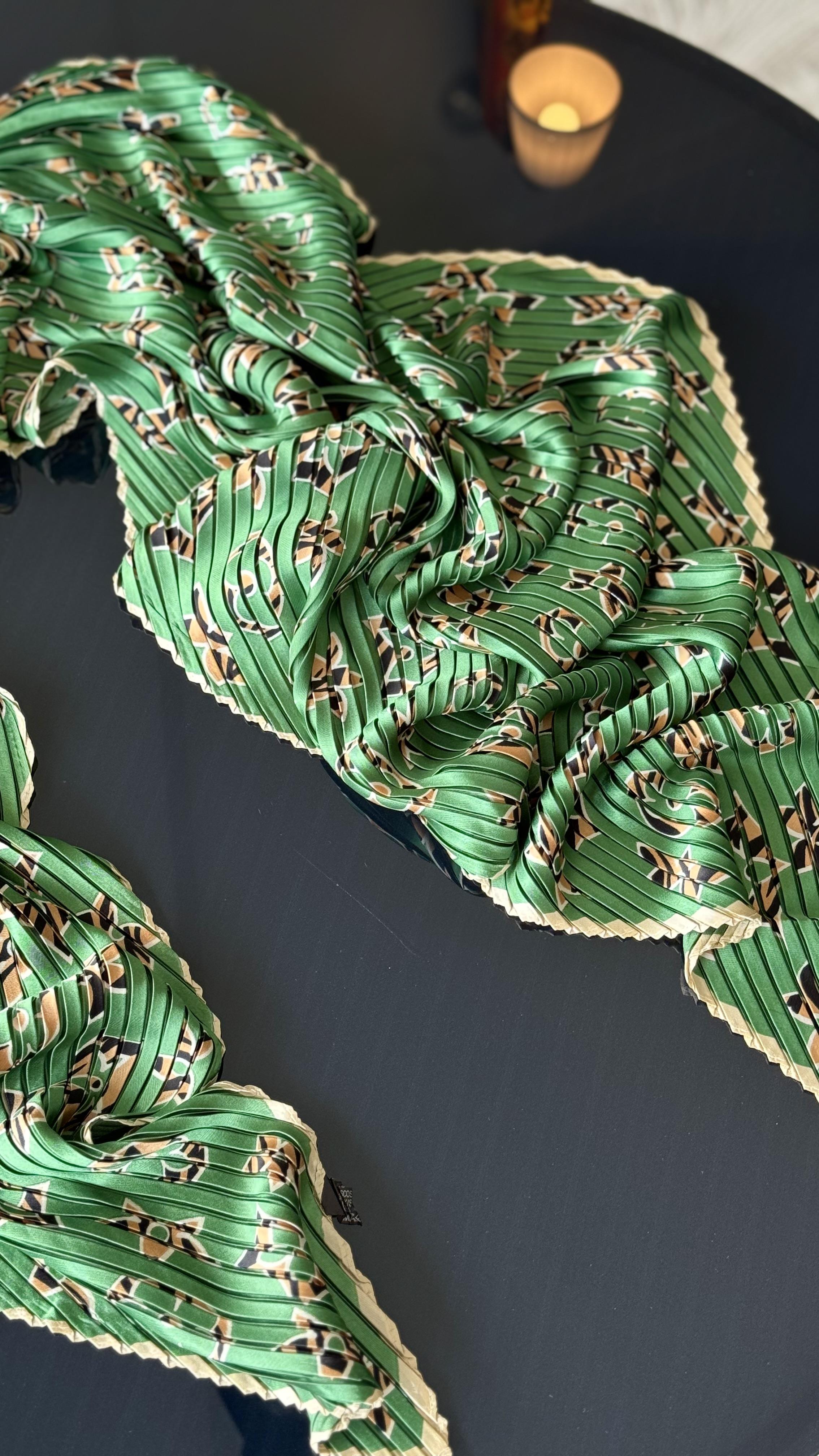 LV PLİSELİ YEŞİL İPEK ŞAL