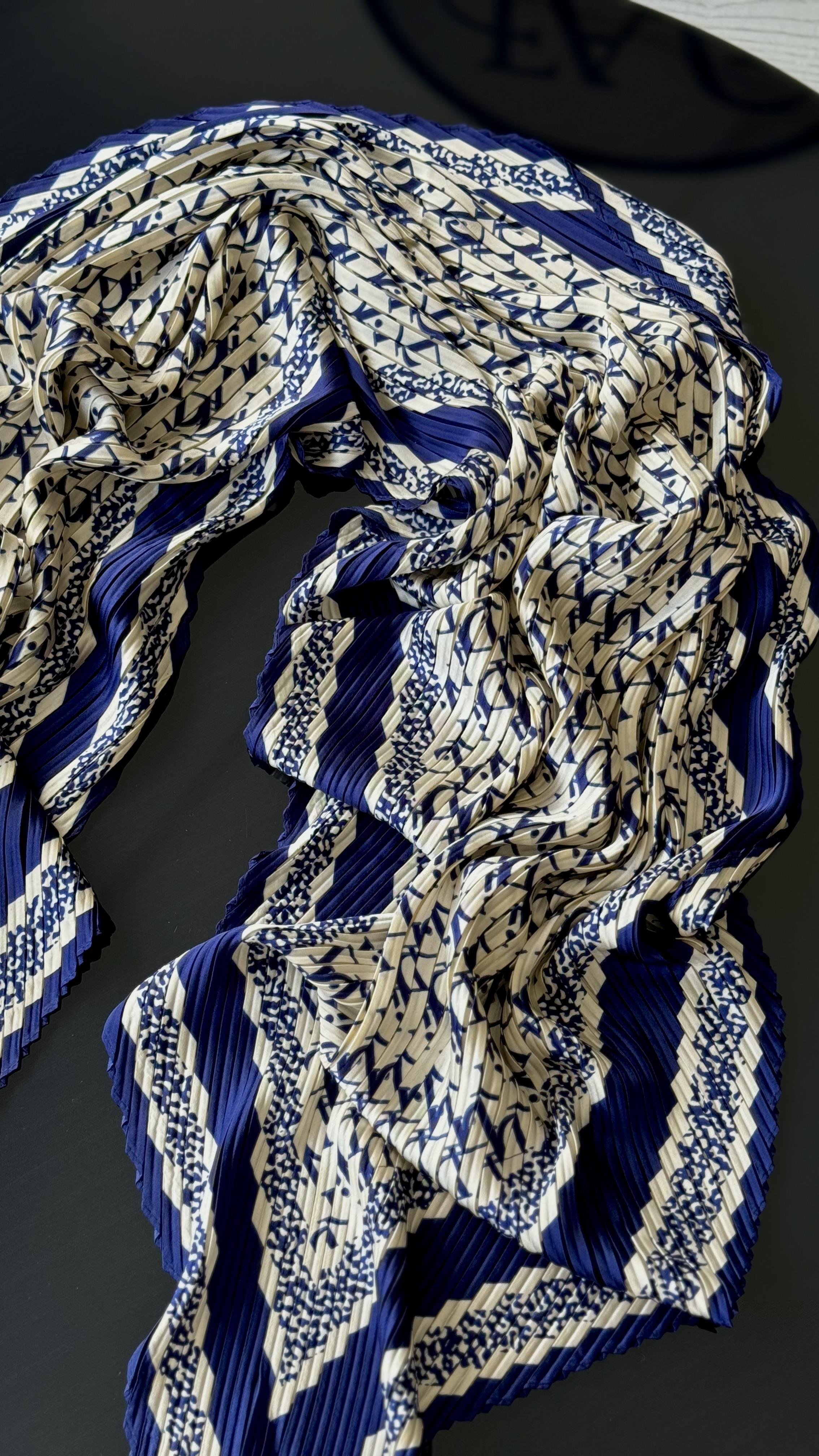 PLİSELİ LACİVERT / BEYAZ ŞAL