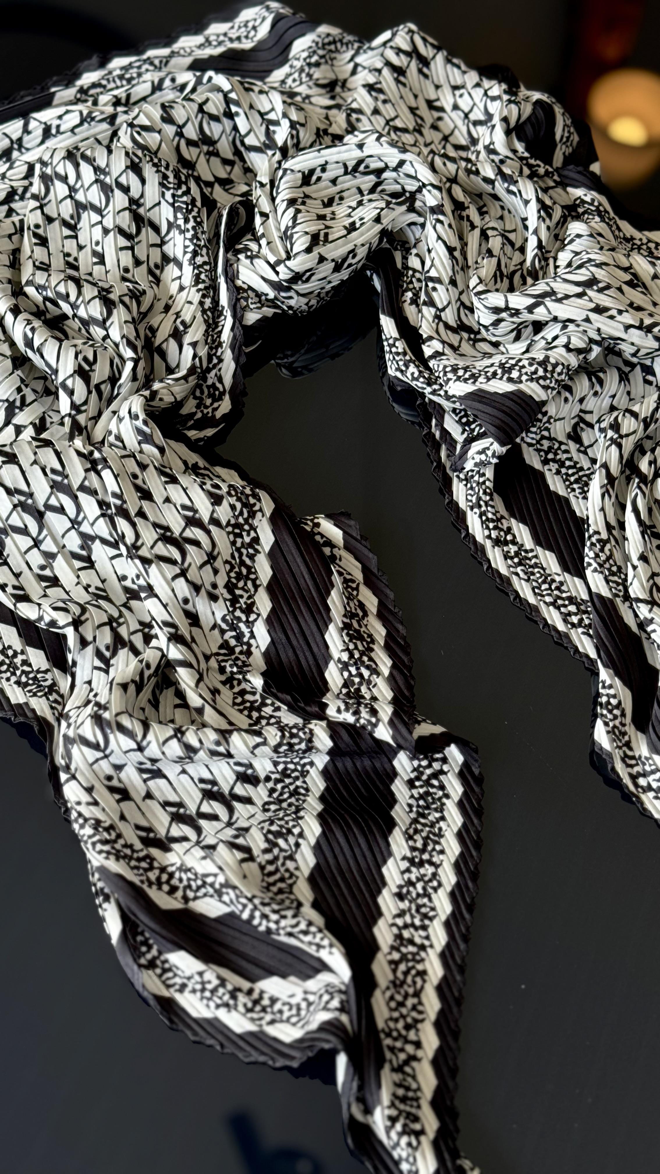 PLİSELİ SİYAH / BEYAZ ŞAL