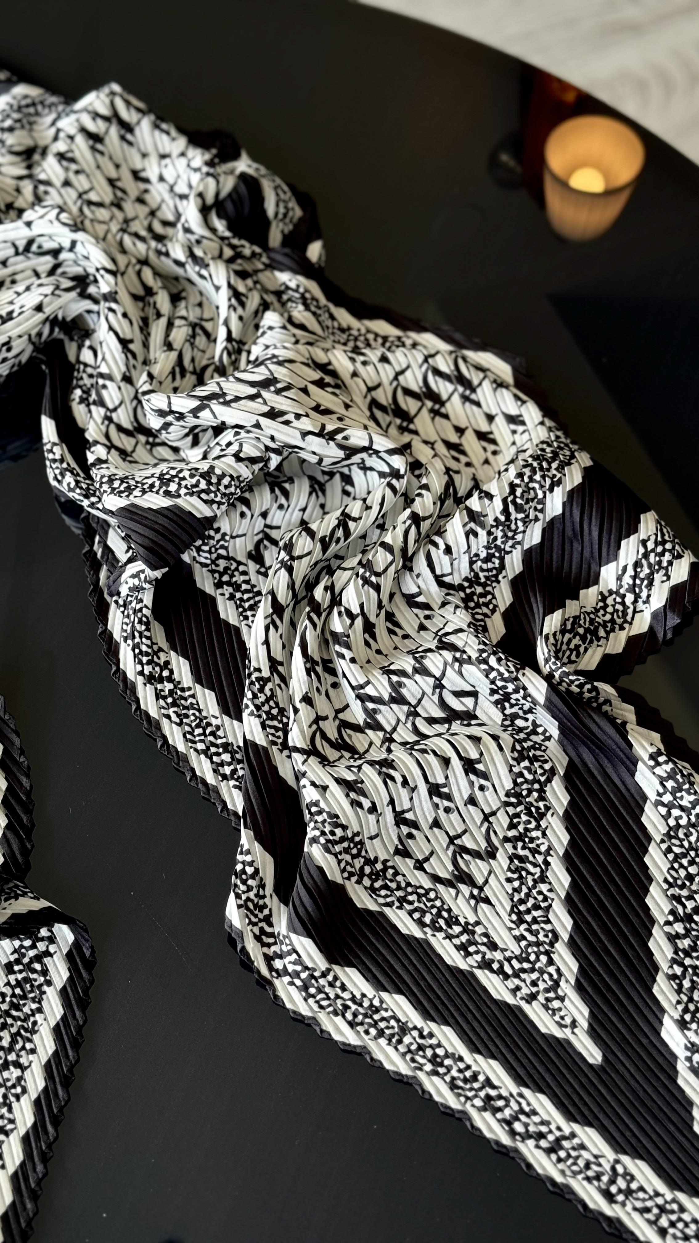 PLİSELİ SİYAH / BEYAZ ŞAL