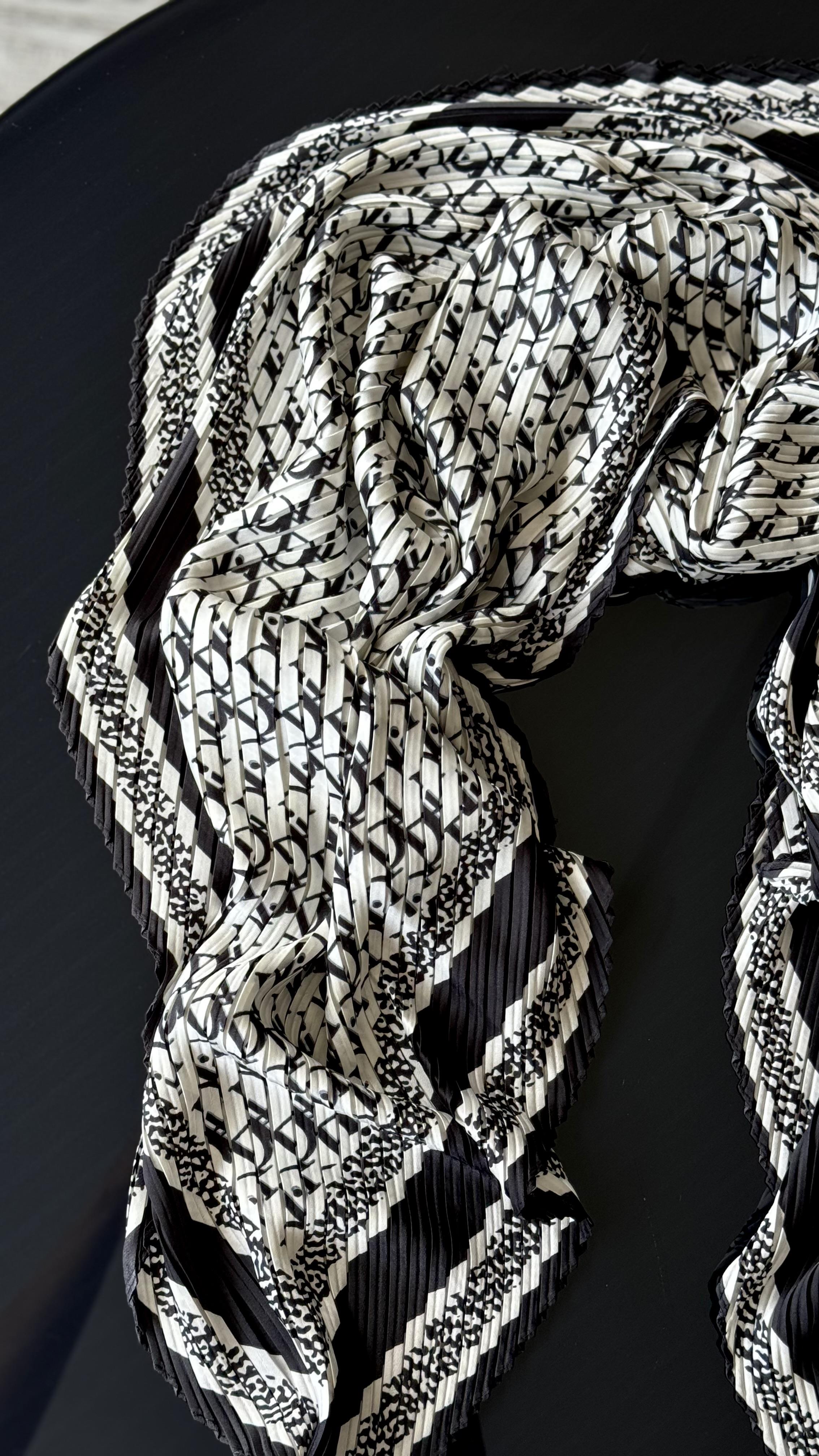 PLİSELİ SİYAH / BEYAZ ŞAL