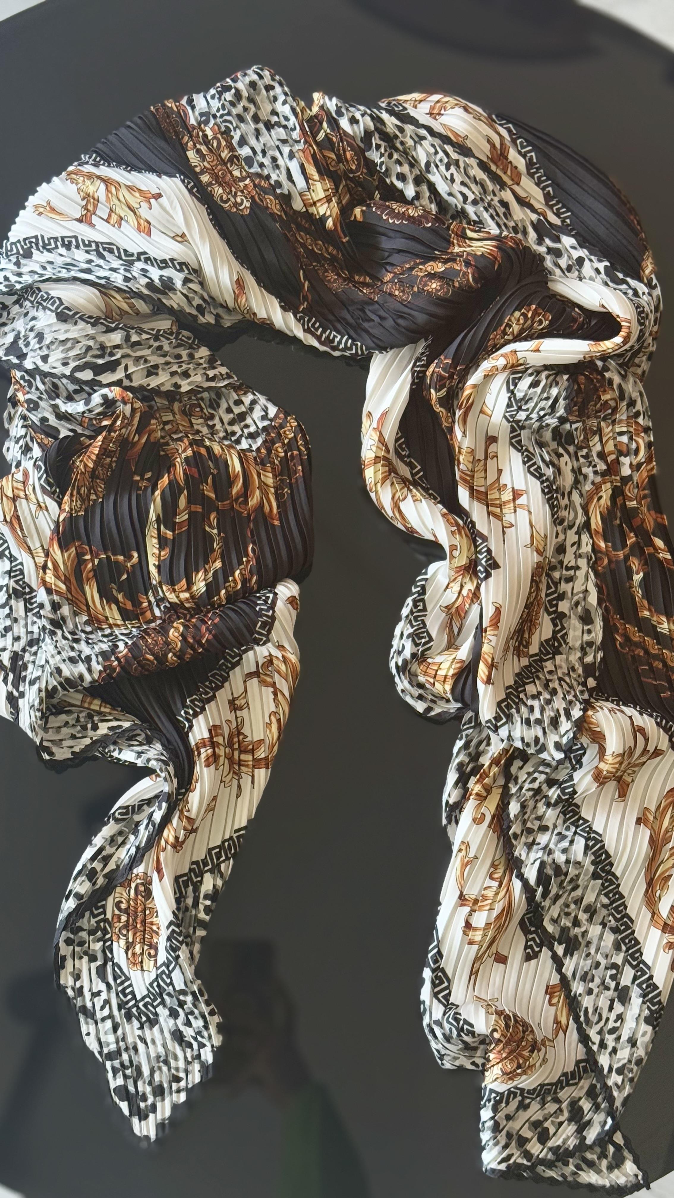 SİYAH / BEYAZ GOLD GEÇİŞLİ PLİSELİ ŞAL