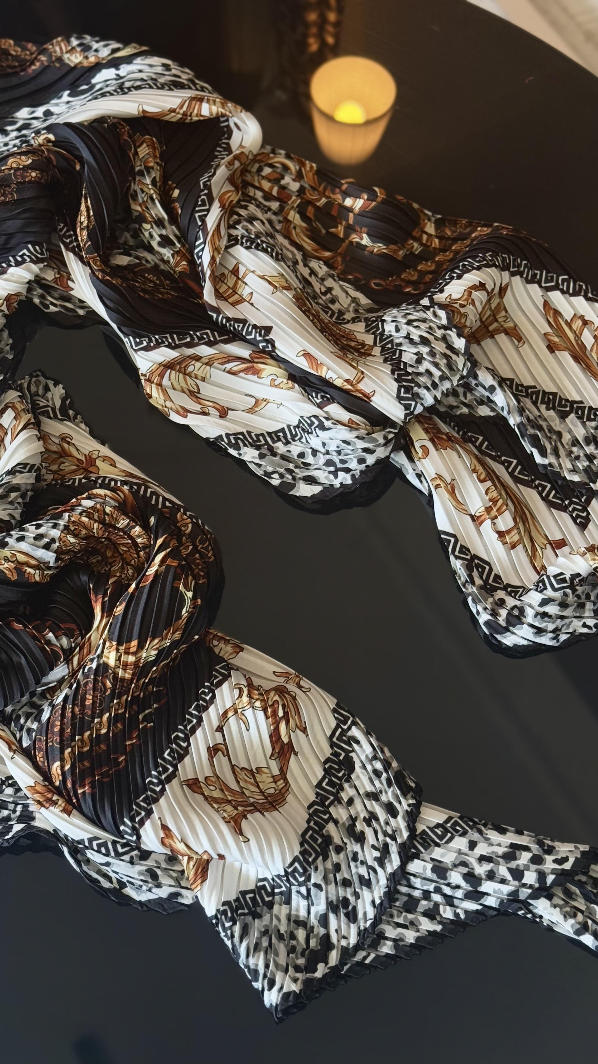 SİYAH / BEYAZ GOLD GEÇİŞLİ PLİSELİ ŞAL