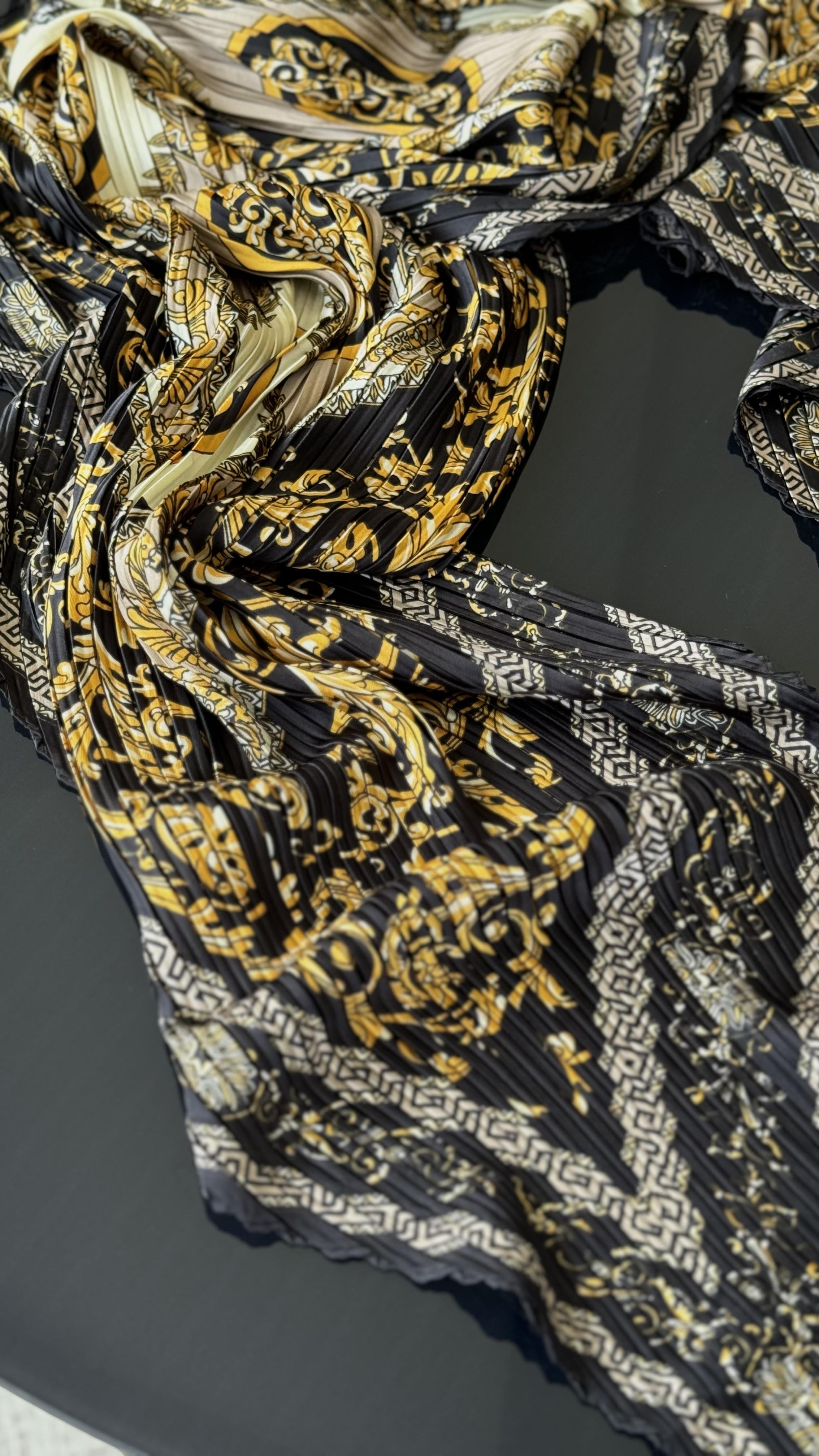 SİYAH / GOLD PLİSELİ ŞAL