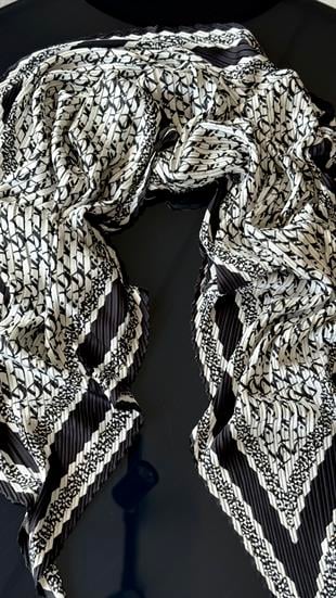PLİSELİ SİYAH / BEYAZ ŞAL
