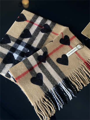 SİYAH KALPLİ OMUZ ŞALI