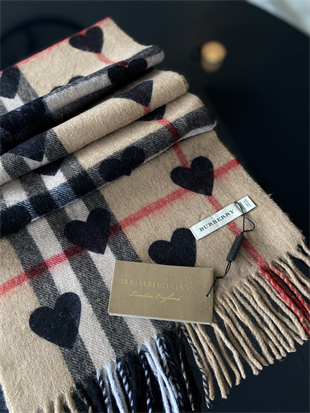 SİYAH KALPLİ OMUZ ŞALI