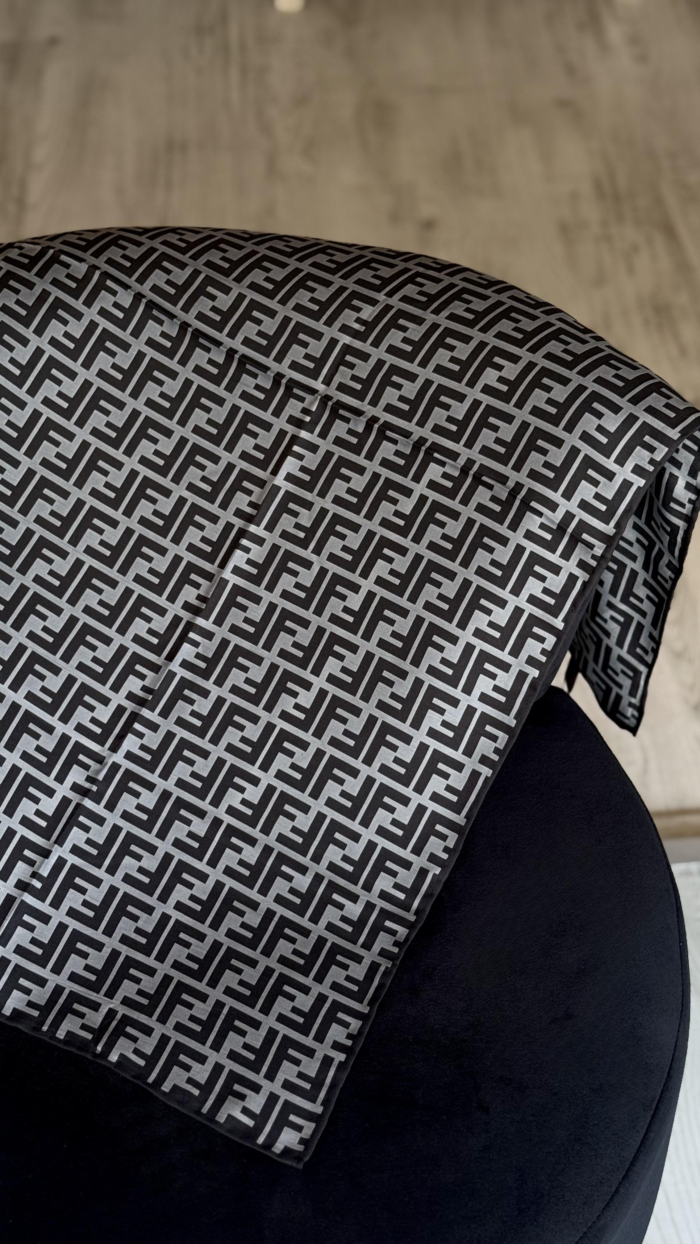 GRİ / SİYAH GEÇİŞLİ ORJİNAL DESEN EŞARP