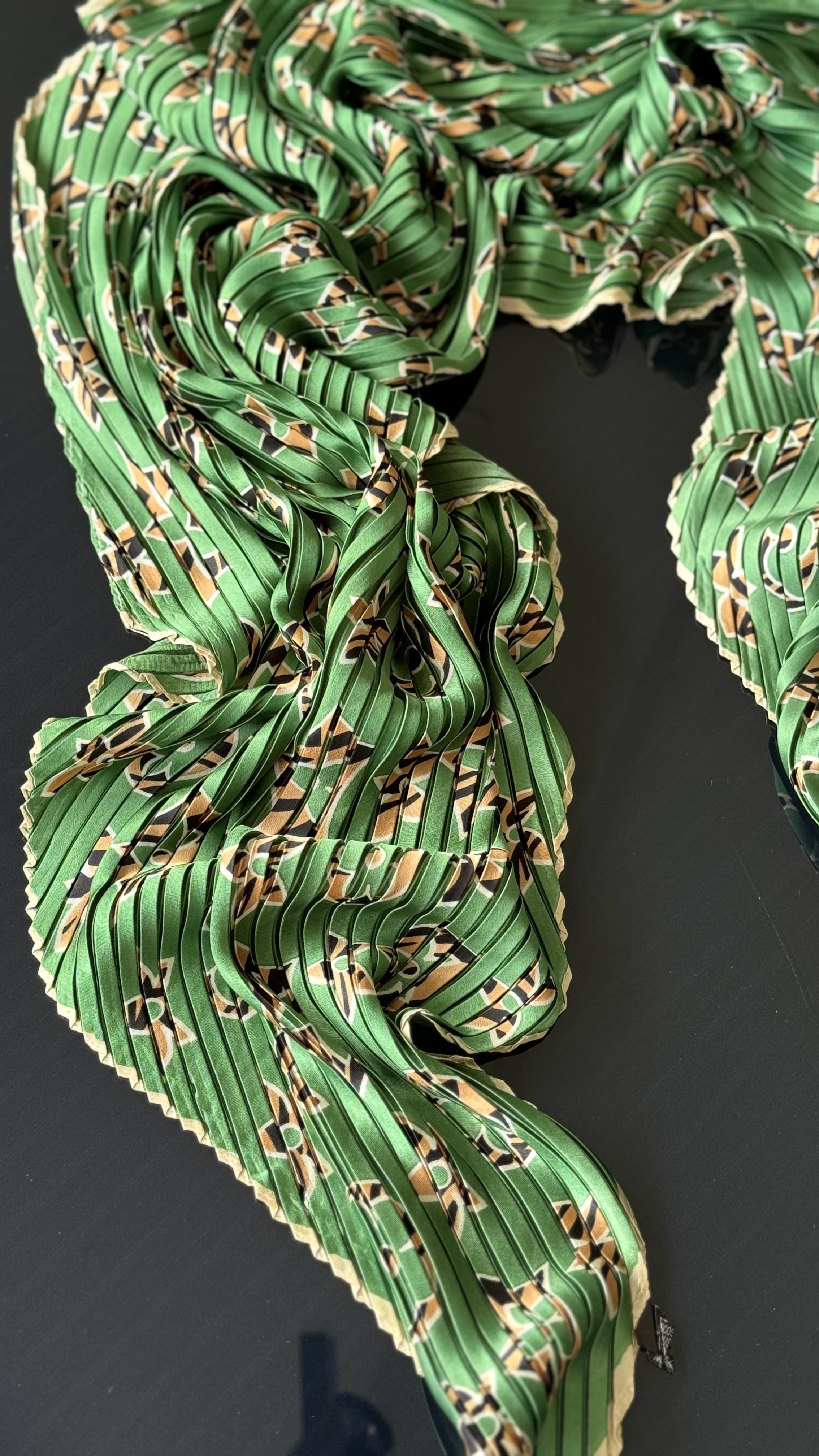 LV PLİSELİ YEŞİL İPEK ŞAL