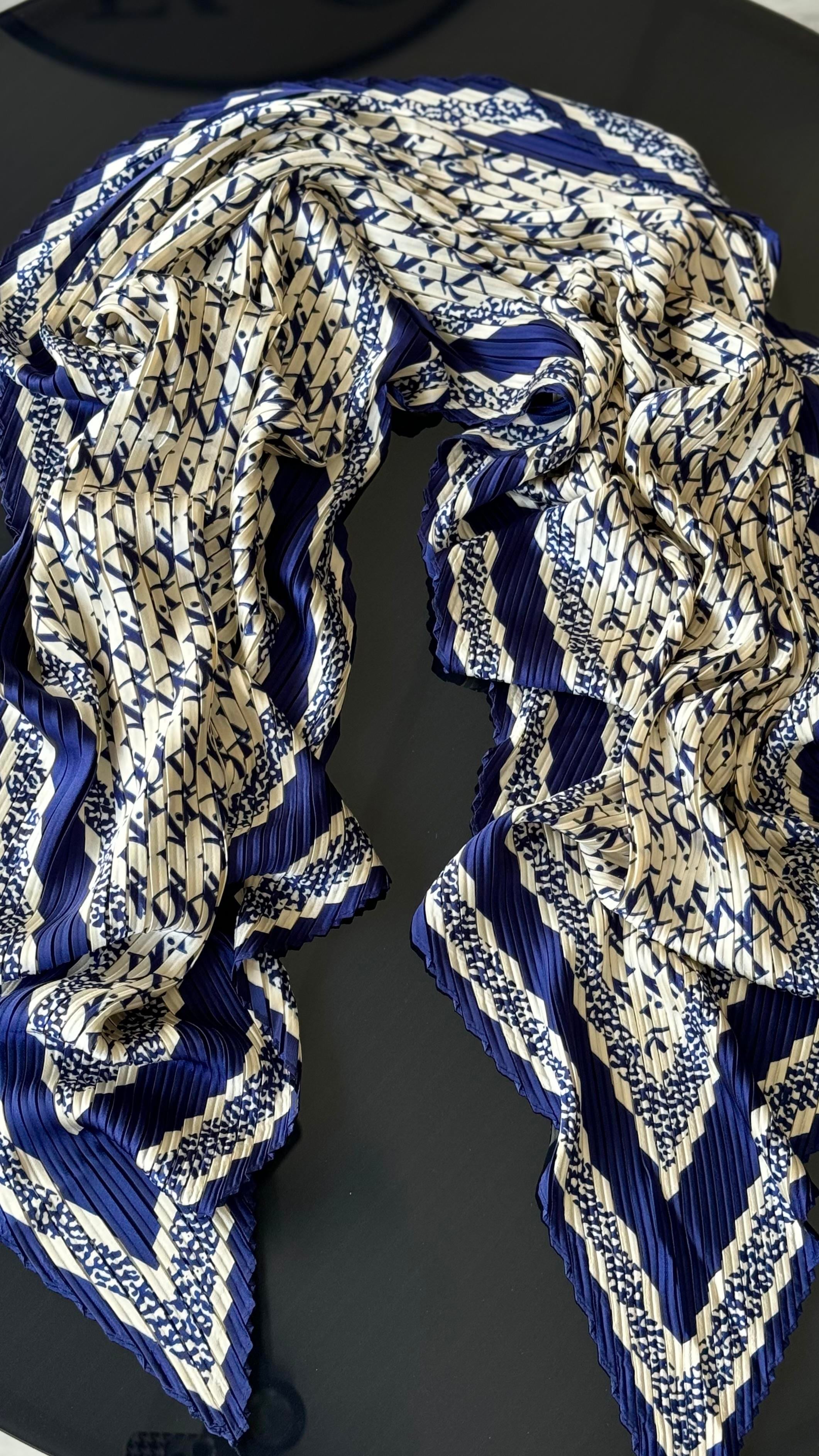 PLİSELİ LACİVERT / BEYAZ ŞAL