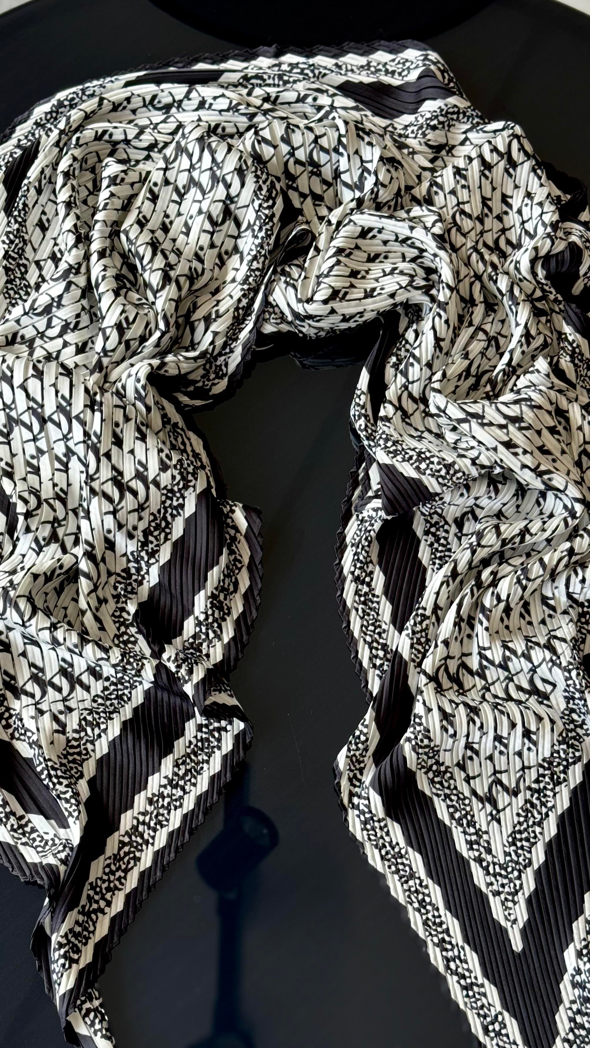 PLİSELİ SİYAH / BEYAZ ŞAL