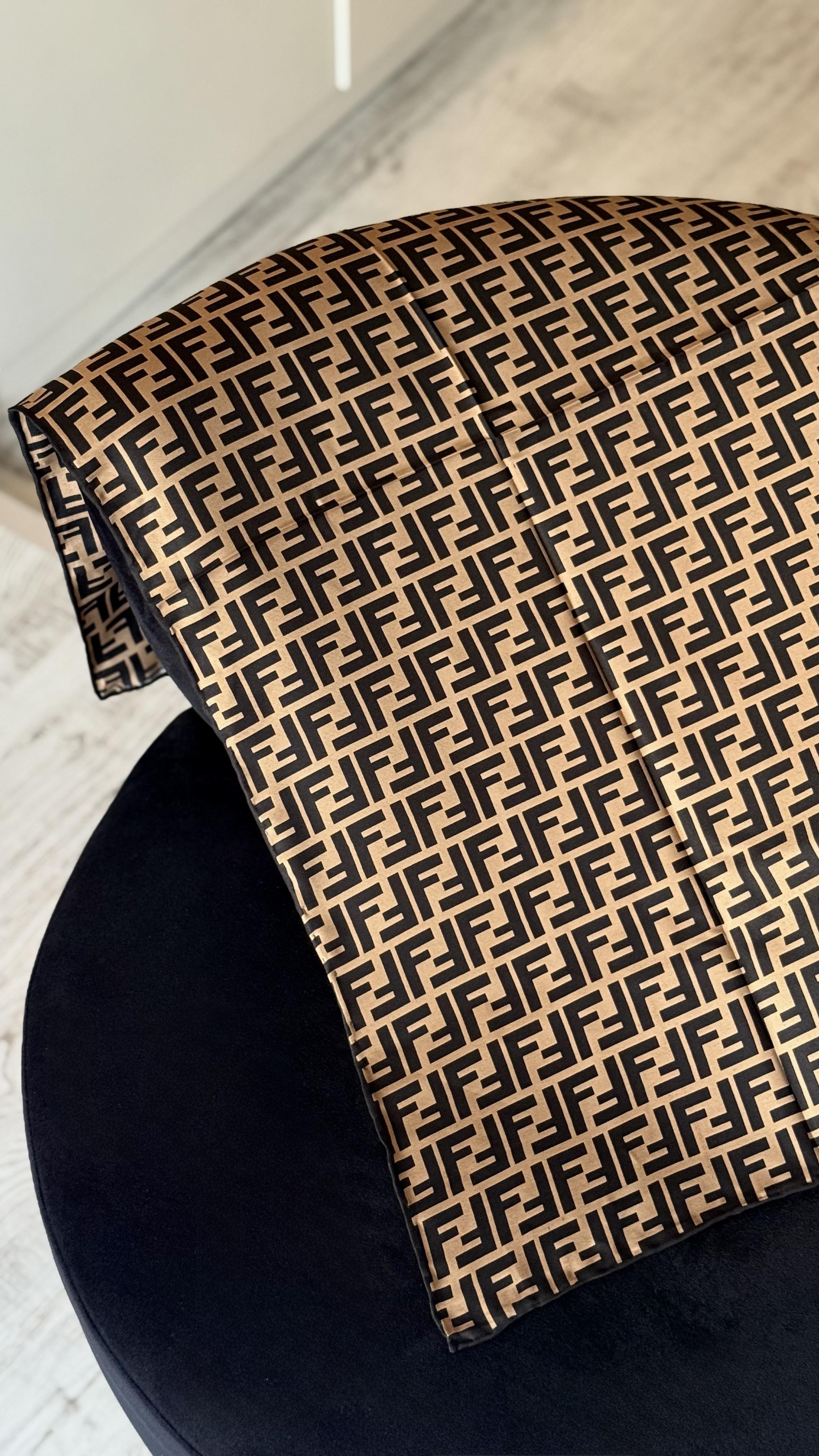 SİYAH GEÇİŞLİ ORJİNAL DESEN EŞARP