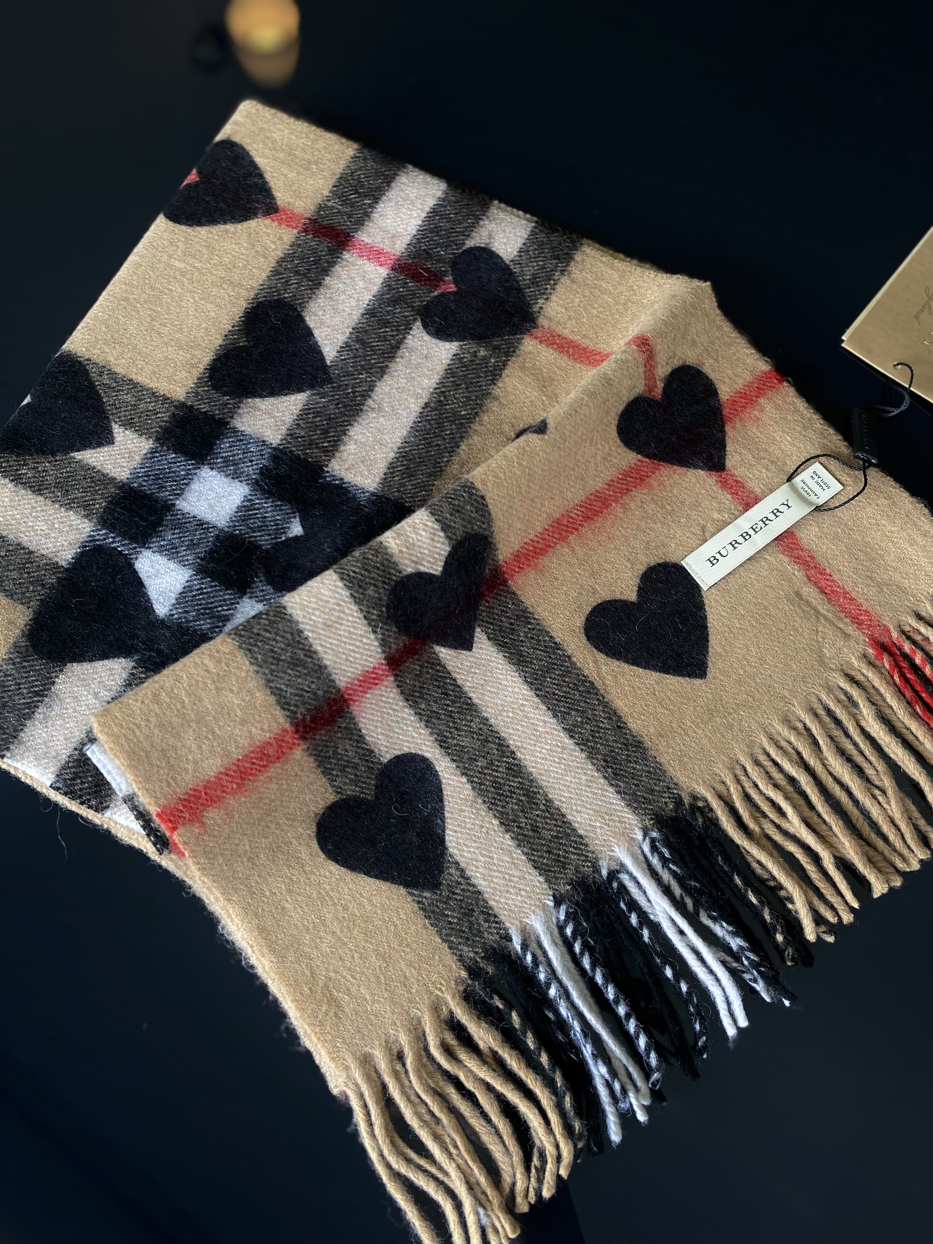 SİYAH KALPLİ OMUZ ŞALI