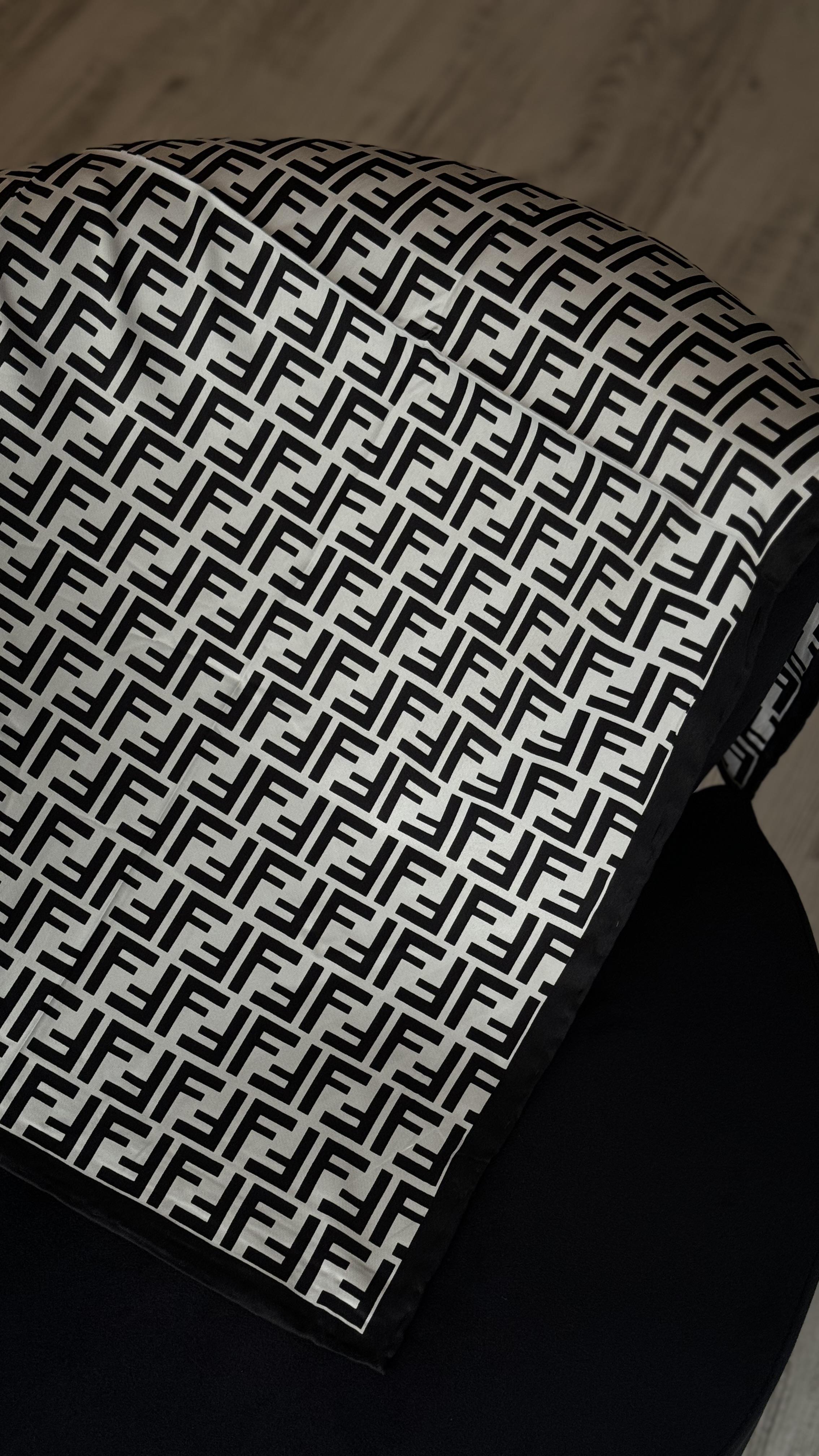 TWİL İPEK SİYAH BEYAZ İTHAL EŞARP