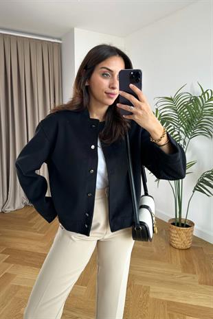 Siyah Düğmeli Kısa Bomber Ceket