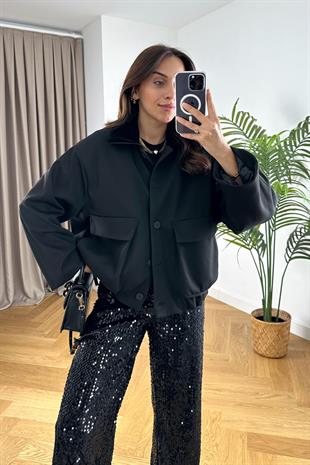 Siyah Beli Büzgülü Kapak Cepli Mont