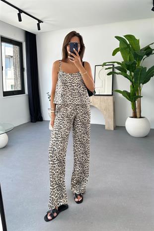 Lean Leopar Desenli Askılı Saten Bluz Pantolon Takım