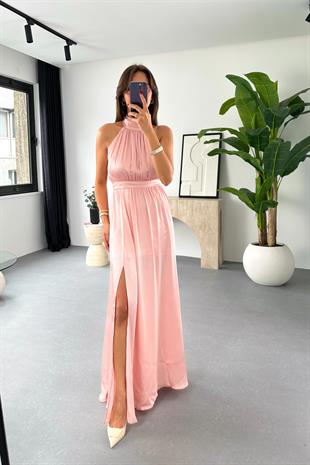 Shela Pembe Halter Yaka Yırtmaç Detaylı Elbise