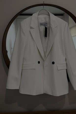 ZR Beyaz Düğme Detaylı Vatkalı Blazer