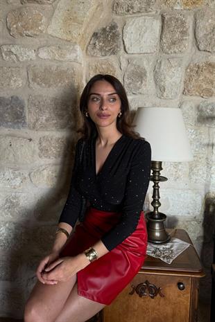 Siyah Kruvaze Yaka Taş Detaylı Drapeli Bluz