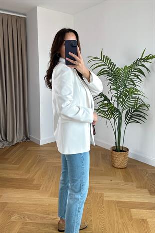 ZR Beyaz Düğme Detaylı Vatkalı Blazer