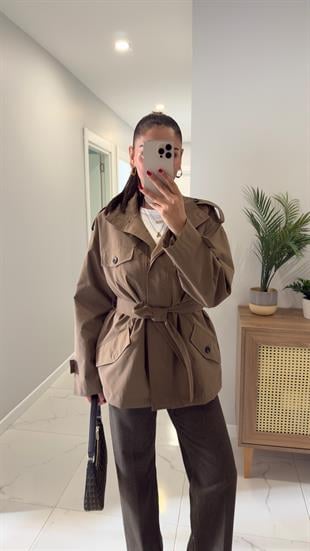 Amara Camel Düğme Detaylı Kuşaklı Kısa Trençkot