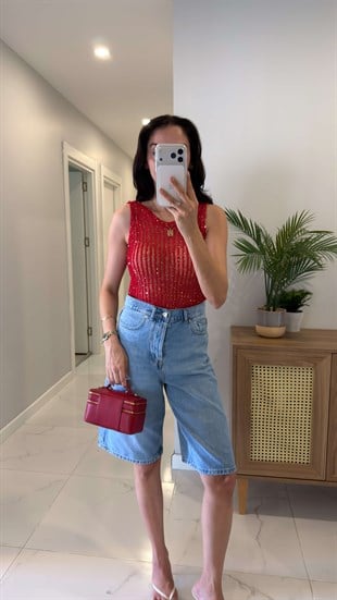 Ayazla Kırmızı Ajurlu Kolsuz Pullu Bluz