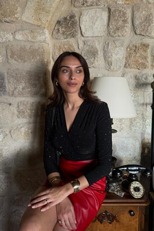 Siyah Kruvaze Yaka Taş Detaylı Drapeli Bluz