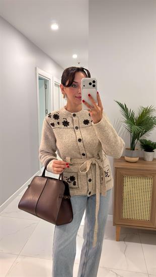 Berra Bej İşleme Detaylı Kuşaklı Hırka