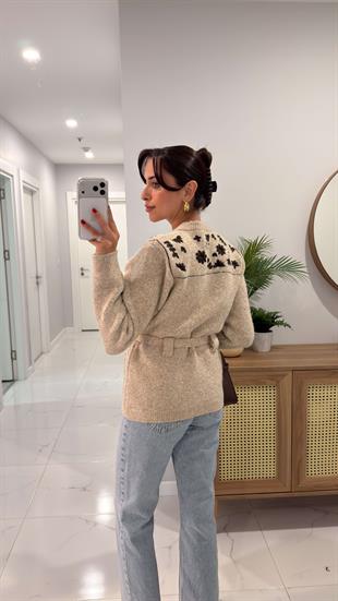 Berra Bej İşleme Detaylı Kuşaklı Hırka
