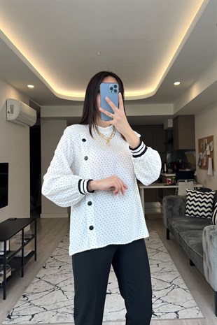Beyaz Düğme Detaylı Bluz