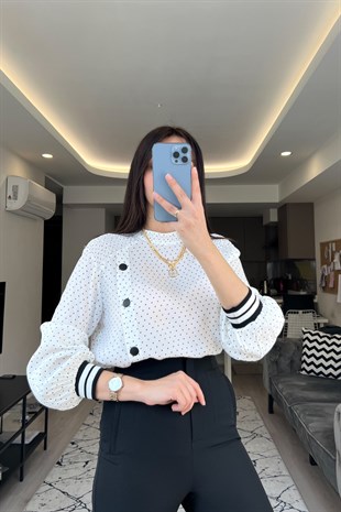 Beyaz Düğme Detaylı Bluz